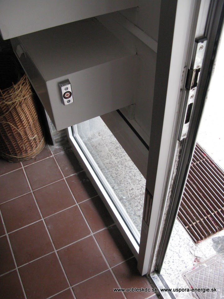 Dotyková plocha s chráničkou a dverná hliníková lišta s EMG zámkom pri otvorených dverách