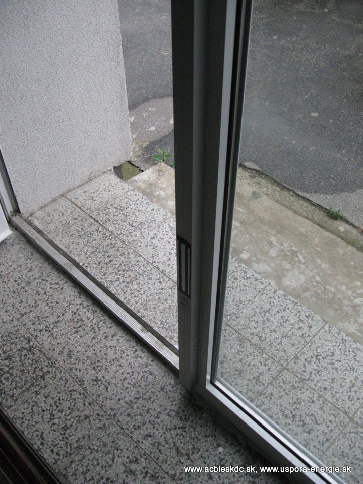 Dverná hliníková lišta so zabudovanými EMG zámkami pri otvorených dverách