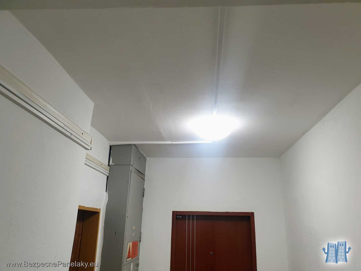 Senzorové osvetlenie pred bytmi po vymaľovaní