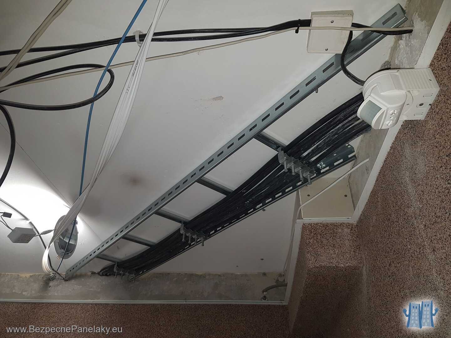 HDV vedené nad kazetovým stropom