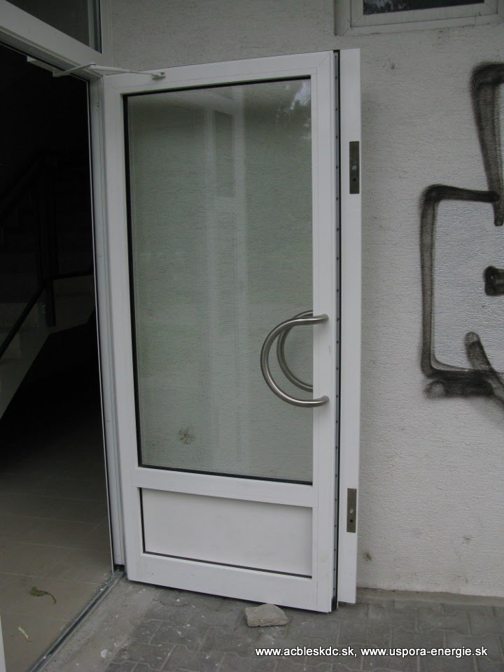 Otvorené dvere s dorazovými platničkami elektromagnetických zámkov