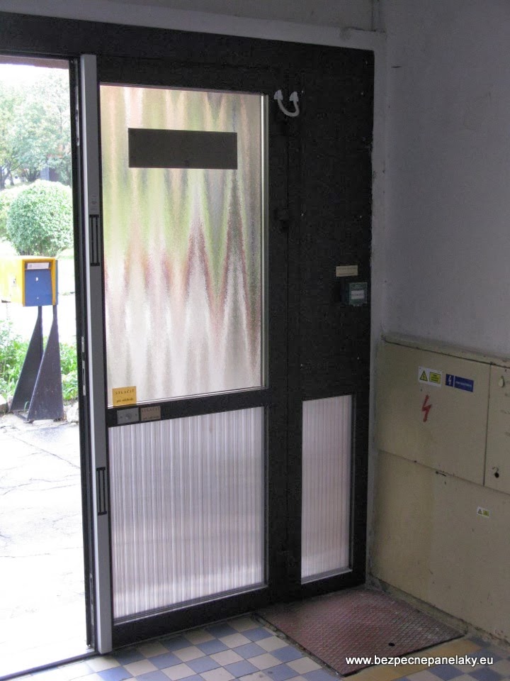 Hliníková lišta s elektromagnetickými zámkami namontovaná na fixnom krídle dverí, výstupné a požiarne tlačidlo