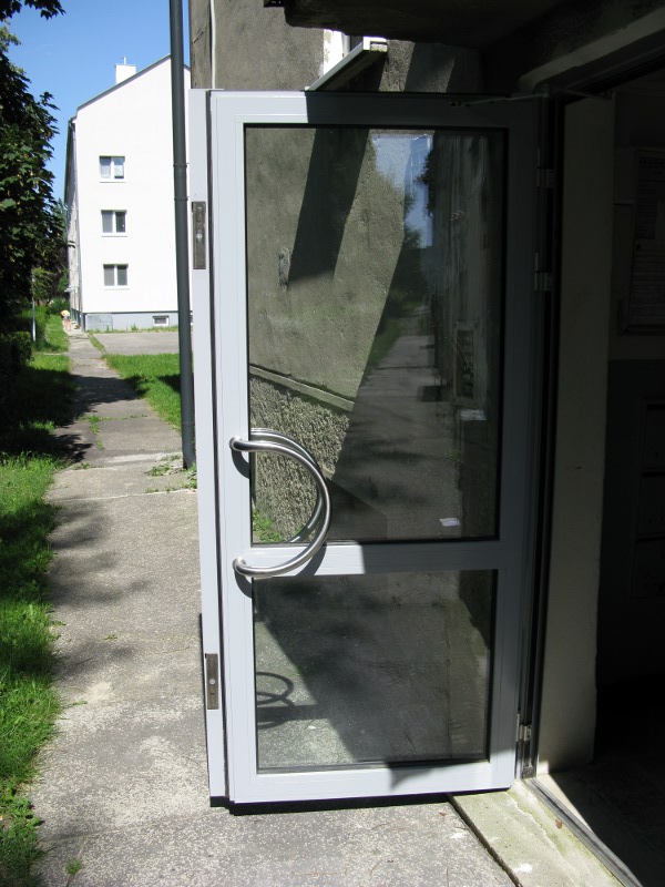 Detail - otvorené dvere s dorazovými platničkami