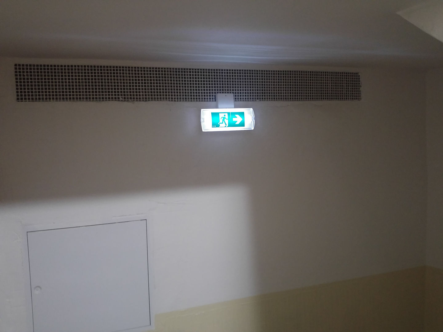 V bytovom dome nemajú denné svetlo, preto orientačné osvetlenie schodiska je viac ako potrebné