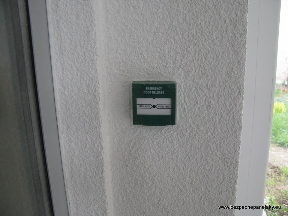 Resetovateľné požiarne tlačidlo slúži na odblokovanie elektricky zabezpečených dverí v prípade požiaru