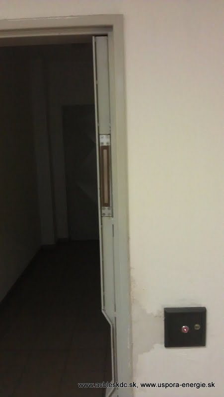 Nainštalované elektro-magnetické zámky v kovovej stojke navarenej do rámu dverí
