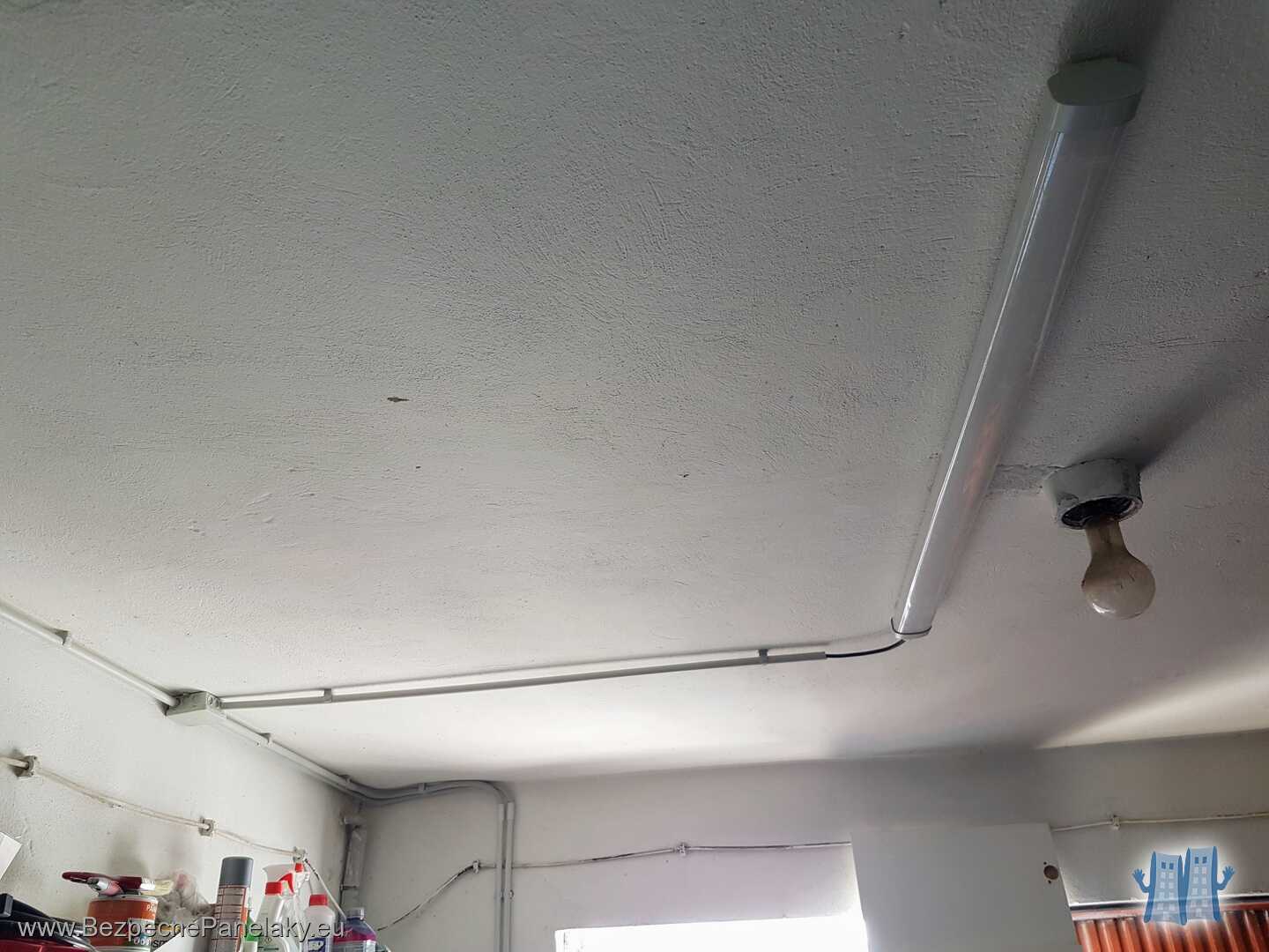 Nová elektroinštalácia v garáži tesne po namontovaní (na strope ešte nezdemontované staré svietidlo)