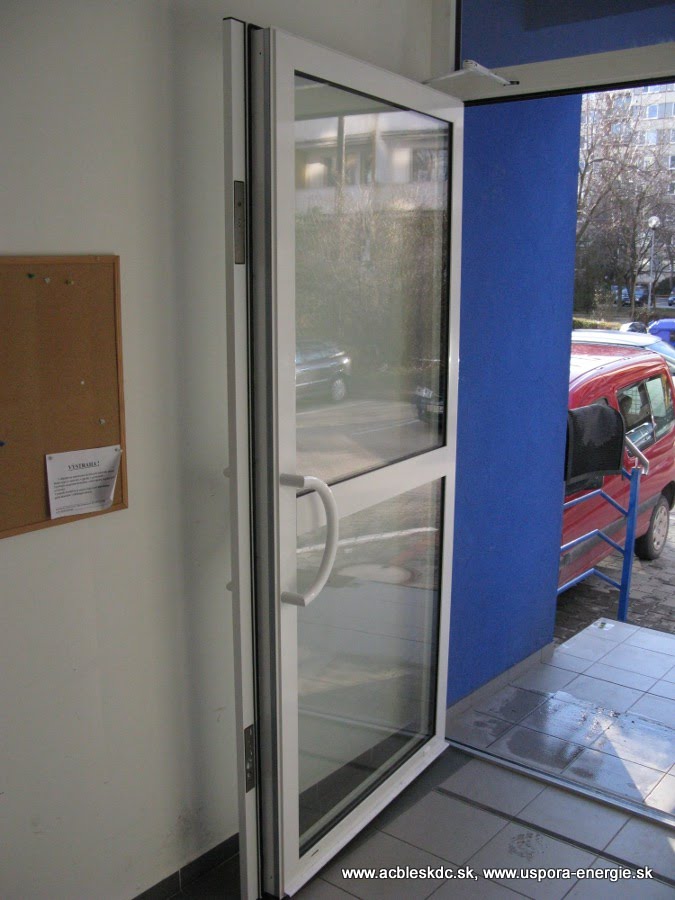 Otvorené dvere s dorazovými platničkami k EMG zámkom