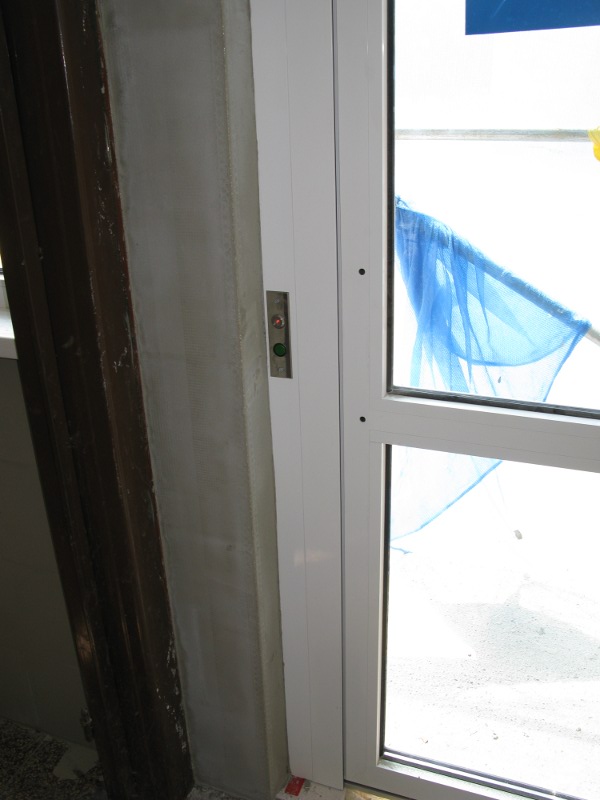 Detail - horný elektromagnetický zámok a dotyková plocha s chráničkou pri otvorených dverách