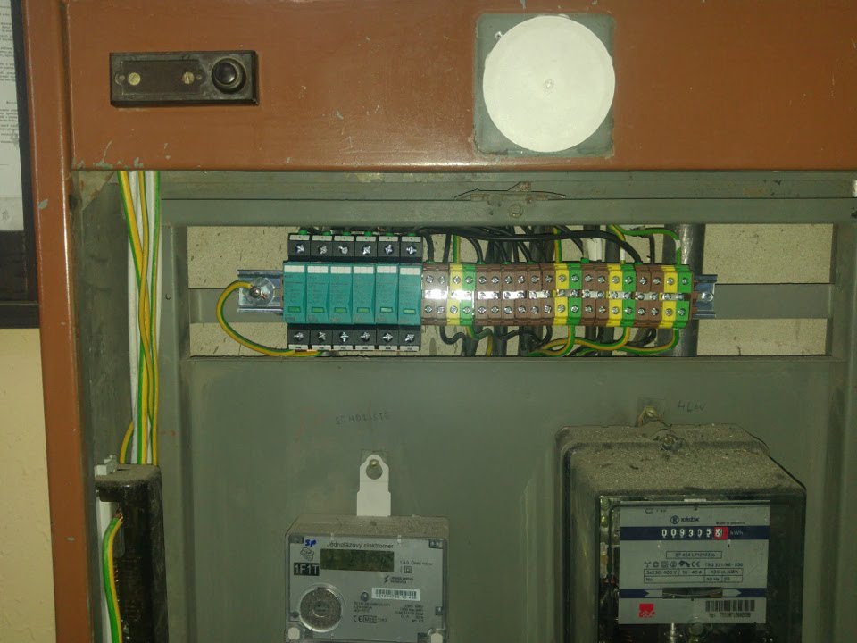 Trojfázový elektromer je pre výťah - tiež má P.O. triedy 2