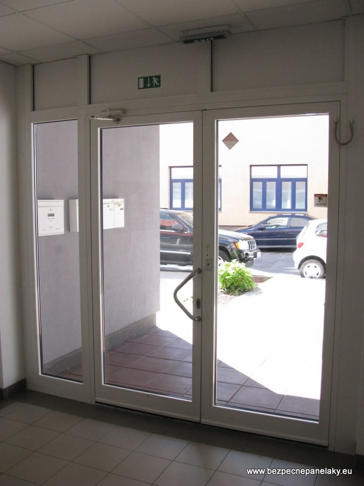 Al brána zabezpečená DEK systémom s dvernou lištou s EMG zámkami