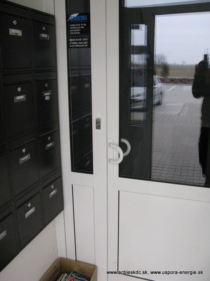 Zádverie - pôvodná AL brána s namontovaným DEK systémom a elektromechanickým inverzným zámkom