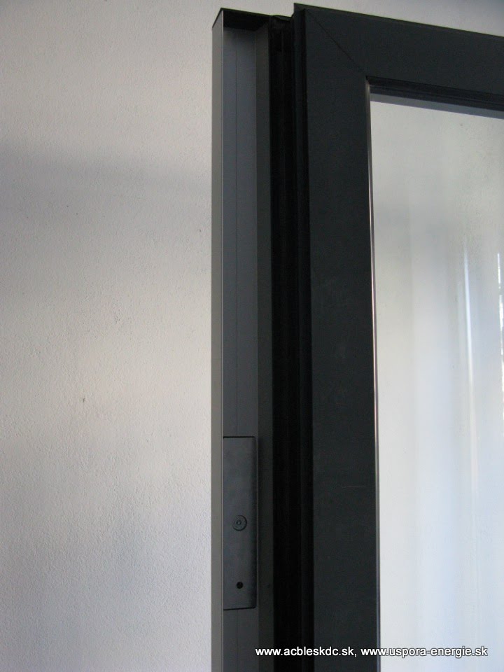 Pohyblivá časť dvernej AL lišty s dorazovou platničkou k EMG zámku